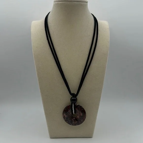 Mexican Crazy Lace Agate Donut Pendant on Genuine Leather - Picture 2 of 13